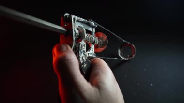 Kirmizi isikta yapilan isler için bacağı olmayan montaj silahi kullanilir.