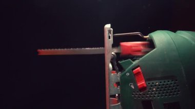 Kırmızı ışıkta ahşap ve metal kesmek için yeşil yapboz