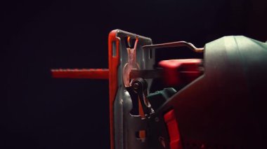 Kırmızı ışıkta ahşap ve metal kesmek için yeşil yapboz