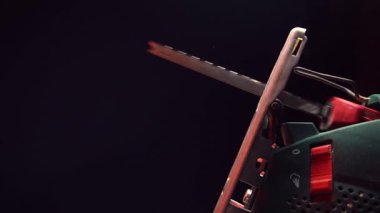 Kırmızı ışıkta ahşap ve metal kesmek için yeşil yapboz
