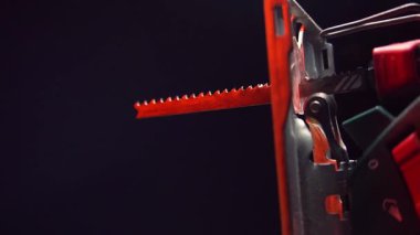 Kırmızı ışıkta ahşap ve metal kesmek için yeşil yapboz