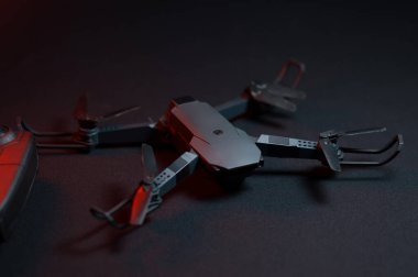 Karanlık bir odada bir insanın elindeki kırmızı ışıkla aydınlatılan bir kuadkopter uçma ve fırlatma simülasyonu