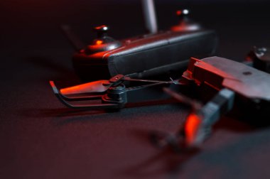 Karanlık bir odada bir insanın elindeki kırmızı ışıkla aydınlatılan bir kuadkopter uçma ve fırlatma simülasyonu