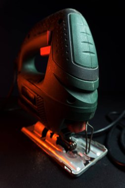 Kırmızı ışıkta ahşap ve metal kesmek için yeşil yapboz