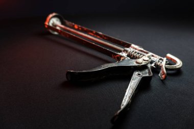 Kirmizi isikta yapilan isler için bacağı olmayan montaj silahi kullanilir.