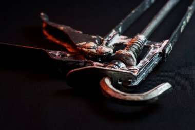 Kirmizi isikta yapilan isler için bacağı olmayan montaj silahi kullanilir.