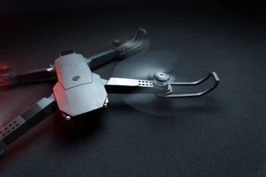 Karanlık bir odada bir insanın elindeki kırmızı ışıkla aydınlatılan bir kuadkopter uçma ve fırlatma simülasyonu