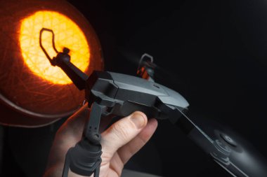 Karanlık bir odada bir insanın elindeki kırmızı ışıkla aydınlatılan bir kuadkopter uçma ve fırlatma simülasyonu