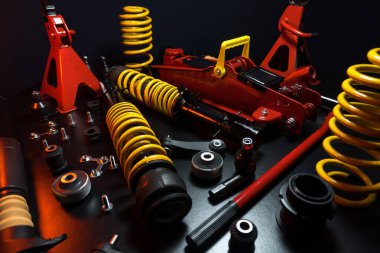 Ön tekerden çekişli araba topunun ön süspansiyonuna yedek parçalar ayarlandı. Sessiz top sargıları sarardı ve ayakta duran bir kriko.