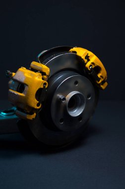 Hidrolik el freni için iki sarı kalibresi olan disk frenli arka drift araba.