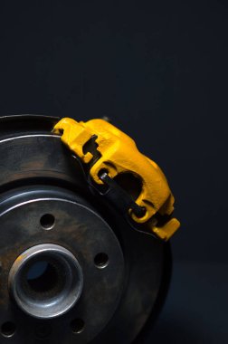 Hidrolik el freni için iki sarı kalibresi olan disk frenli arka drift araba.