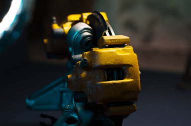 Hidrolik el freni için iki sarı kalibresi olan disk frenli arka drift araba.