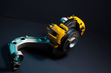 Hidrolik el freni için iki sarı kalibresi olan disk frenli arka drift araba.