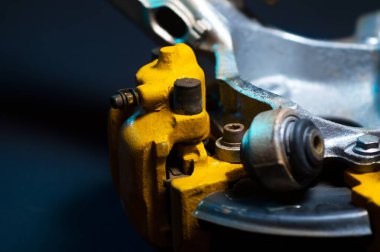 Hidrolik el freni için iki sarı kalibresi olan disk frenli arka drift araba.