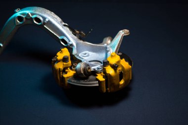 Hidrolik el freni için iki sarı kalibresi olan disk frenli arka drift araba.