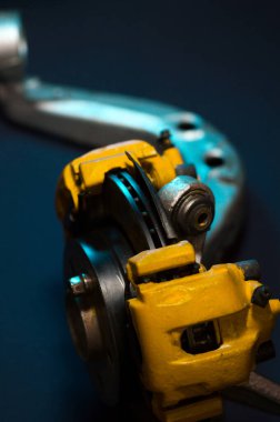 Hidrolik el freni için iki sarı kalibresi olan disk frenli arka drift araba.