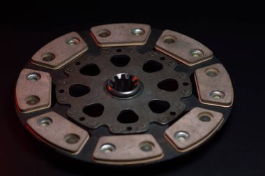 Ağır yüklü spor arabalar için seramik pedlerle özel ayarlanmış nakil sepeti ve feredo.