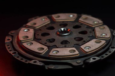 Ağır yüklü spor arabalar için seramik pedlerle özel ayarlanmış nakil sepeti ve feredo.