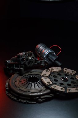 Araba motorunu soğutmak için yeni bir elektrik pompası.