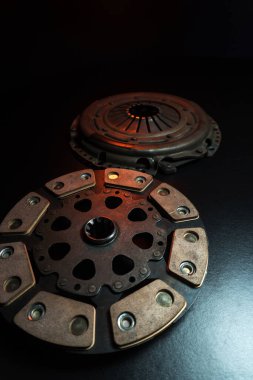 Ağır yüklü spor arabalar için seramik pedlerle özel ayarlanmış nakil sepeti ve feredo.