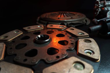 Ağır yüklü spor arabalar için seramik pedlerle özel ayarlanmış nakil sepeti ve feredo.