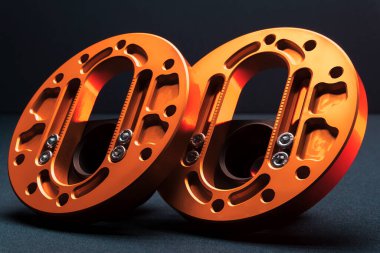 Spor arabaları için özel ayarlanmış araba parçaları. Spor arabaları için süspansiyon kolları. Pudra boyası, hidrolik el freni ön ağırlıklar.