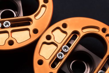 Spor arabaları için özel ayarlanmış araba parçaları. Spor arabaları için süspansiyon kolları. Pudra boyası, hidrolik el freni ön ağırlıklar.