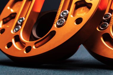 Spor arabaları için özel ayarlanmış araba parçaları. Spor arabaları için süspansiyon kolları. Pudra boyası, hidrolik el freni ön ağırlıklar.