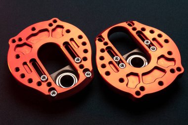 Spor arabaları için özel ayarlanmış araba parçaları. Spor arabaları için süspansiyon kolları. Pudra boyası, hidrolik el freni ön ağırlıklar.