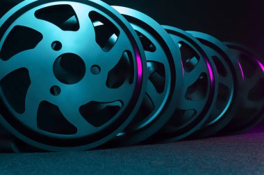 Spor arabaları için özel ayarlanmış araba parçaları. Spor arabaları için süspansiyon kolları. Pudra boyası, hidrolik el freni ön ağırlıklar.