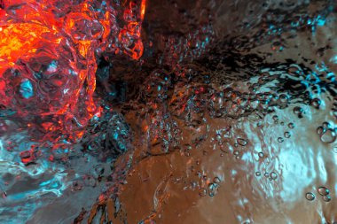 Su dokusu gürleyen kaos içinde hava kabarcıkları yaratıyor mavi ve kırmızı ışıkta dışarı kaçıyorlar.