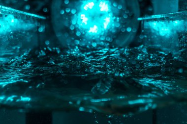 Suyun dokusu, hava kabarcıklarının oluşturduğu gürleyen bir kaostur. Mavi ışıkta dışarıya doğru kaçıyorlar.