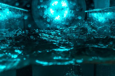 Suyun dokusu, hava kabarcıklarının oluşturduğu gürleyen bir kaostur. Mavi ışıkta dışarıya doğru kaçıyorlar.