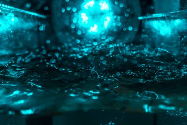 Suyun dokusu, hava kabarcıklarının oluşturduğu gürleyen bir kaostur. Mavi ışıkta dışarıya doğru kaçıyorlar.