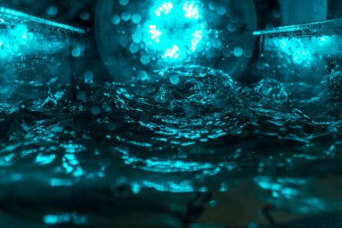 Suyun dokusu, hava kabarcıklarının oluşturduğu gürleyen bir kaostur. Mavi ışıkta dışarıya doğru kaçıyorlar.