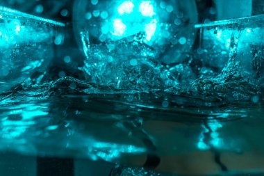 Suyun dokusu, hava kabarcıklarının oluşturduğu gürleyen bir kaostur. Mavi ışıkta dışarıya doğru kaçıyorlar.