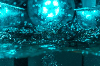 Suyun dokusu, hava kabarcıklarının oluşturduğu gürleyen bir kaostur. Mavi ışıkta dışarıya doğru kaçıyorlar.