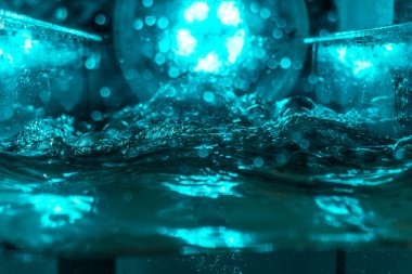 Suyun dokusu, hava kabarcıklarının oluşturduğu gürleyen bir kaostur. Mavi ışıkta dışarıya doğru kaçıyorlar.