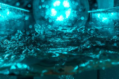 Suyun dokusu, hava kabarcıklarının oluşturduğu gürleyen bir kaostur. Mavi ışıkta dışarıya doğru kaçıyorlar.