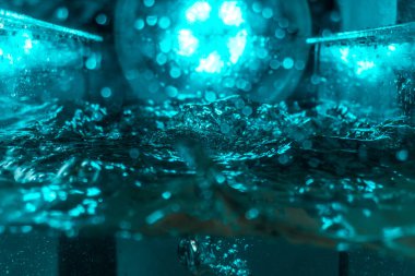 Suyun dokusu, hava kabarcıklarının oluşturduğu gürleyen bir kaostur. Mavi ışıkta dışarıya doğru kaçıyorlar.