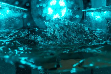 Suyun dokusu, hava kabarcıklarının oluşturduğu gürleyen bir kaostur. Mavi ışıkta dışarıya doğru kaçıyorlar.