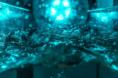 Suyun dokusu, hava kabarcıklarının oluşturduğu gürleyen bir kaostur. Mavi ışıkta dışarıya doğru kaçıyorlar.