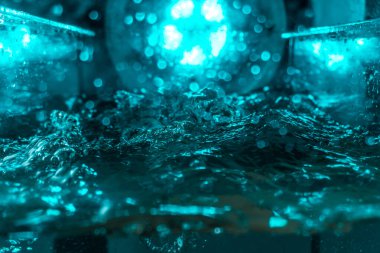 Suyun dokusu, hava kabarcıklarının oluşturduğu gürleyen bir kaostur. Mavi ışıkta dışarıya doğru kaçıyorlar.