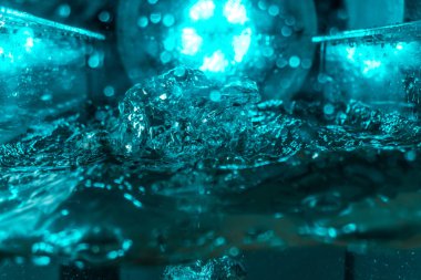 Suyun dokusu, hava kabarcıklarının oluşturduğu gürleyen bir kaostur. Mavi ışıkta dışarıya doğru kaçıyorlar.