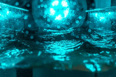 Suyun dokusu, hava kabarcıklarının oluşturduğu gürleyen bir kaostur. Mavi ışıkta dışarıya doğru kaçıyorlar.