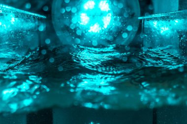 Suyun dokusu, hava kabarcıklarının oluşturduğu gürleyen bir kaostur. Mavi ışıkta dışarıya doğru kaçıyorlar.