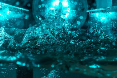 Suyun dokusu, hava kabarcıklarının oluşturduğu gürleyen bir kaostur. Mavi ışıkta dışarıya doğru kaçıyorlar.