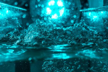 Suyun dokusu, hava kabarcıklarının oluşturduğu gürleyen bir kaostur. Mavi ışıkta dışarıya doğru kaçıyorlar.