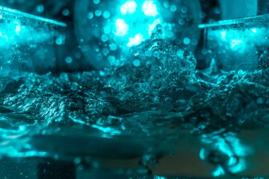 Suyun dokusu, hava kabarcıklarının oluşturduğu gürleyen bir kaostur. Mavi ışıkta dışarıya doğru kaçıyorlar.