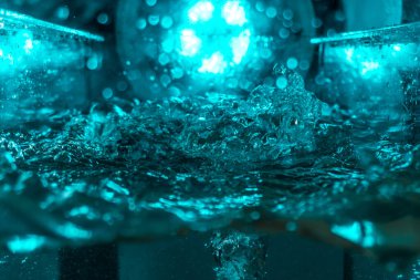 Suyun dokusu, hava kabarcıklarının oluşturduğu gürleyen bir kaostur. Mavi ışıkta dışarıya doğru kaçıyorlar.